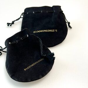 Pre-owned Bloomingdale’s jewelry/small accessories drawstring velvet pouch bag.